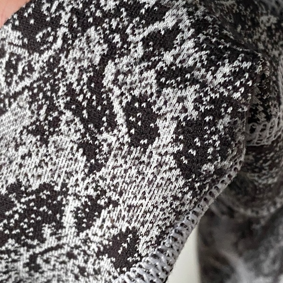 Women’s Athleta Elation Graffiti Black and White Patterned Leggings (size XS P) - Picture 5 of 8